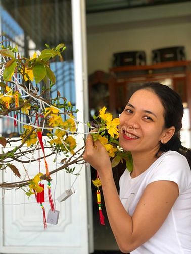 Nhân viên thu ngân , nhân viên kế  toán . võ thị thu hằng .